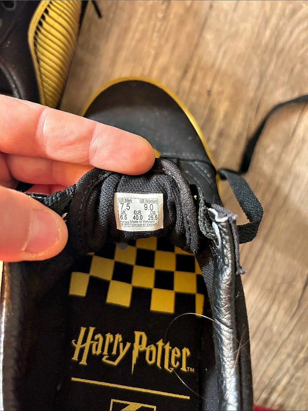 Vans Harry Potter x Old Skool 'Golden Snitch' Black & Yellow Sneakers US women9. - Picture 6 of 6